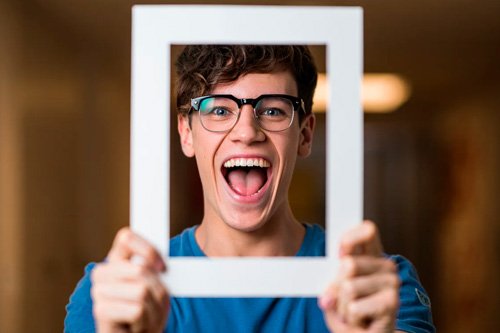 Парень держит рамку в руках